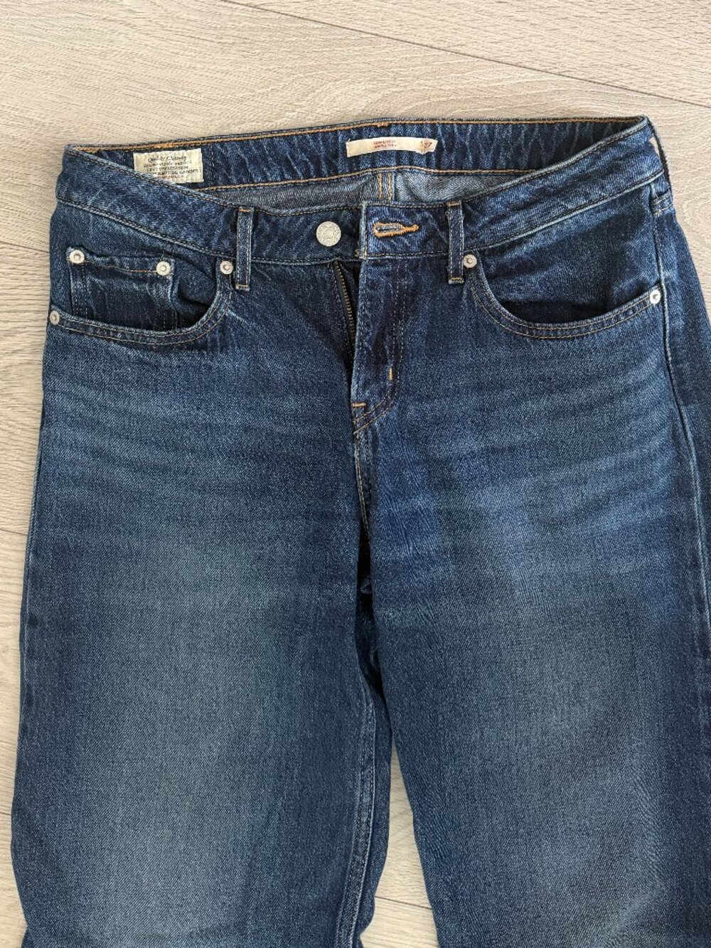 Aritzia Levi's Low Loose Size 27 Dark Wash